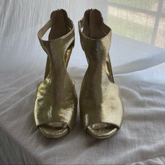 Michael Kors solid gold heels, size 7, leather upper - Picture 2 of 8